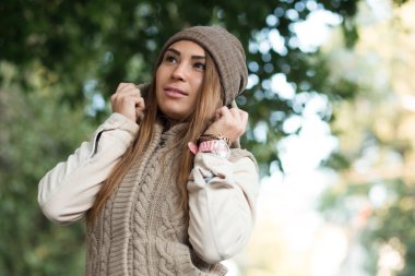 Parktaki güzel kadın.