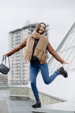 Çatıda olumlu genç kız 