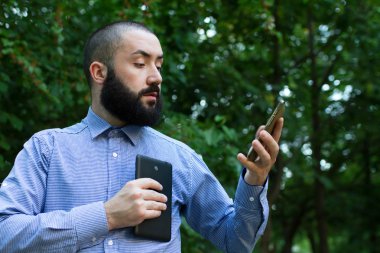 Sakallı yakışıklı ile smartphone