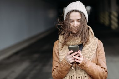  telefon kullanan güzel kız 