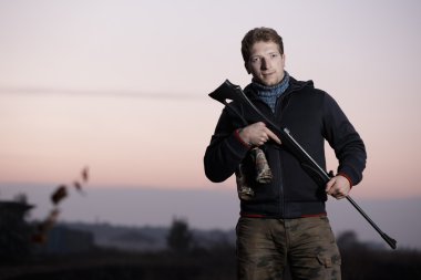 Avcı tüfeği Field'da 