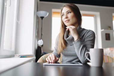 Tablet kullanan Güzel Genç Kadın