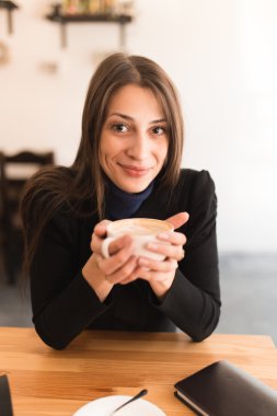 Sevimli kadın kahve ile 