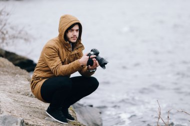 Fotoğrafçı ile fotoğraf makinesi River 