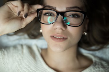 sevimli kadın yatakta