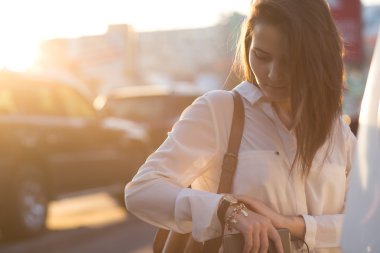 şehirde güzel kız