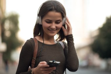 mp3 ve kulaklık kadın ile