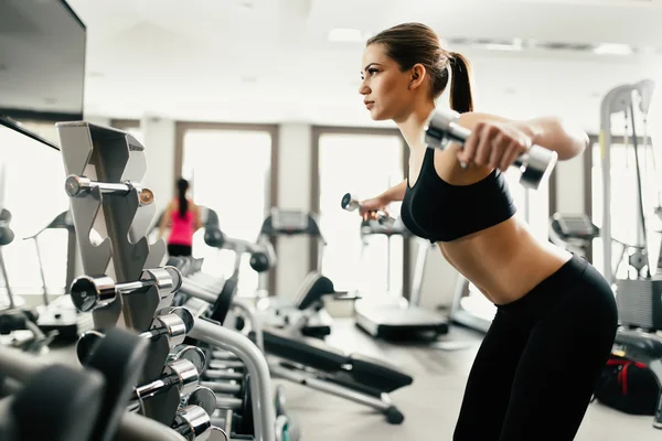 kadın dumbbells ile egzersiz yaparak