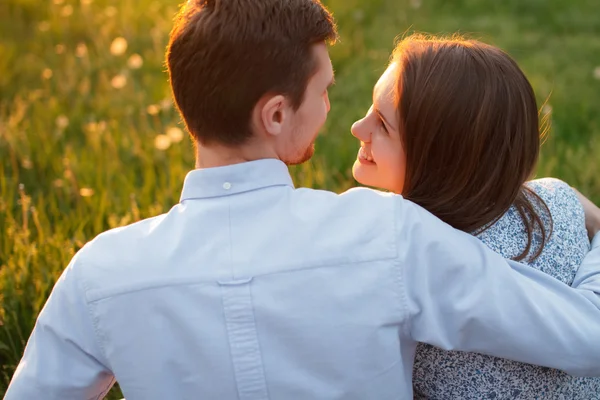 Liefdevol koppel in het park. — Stockfoto