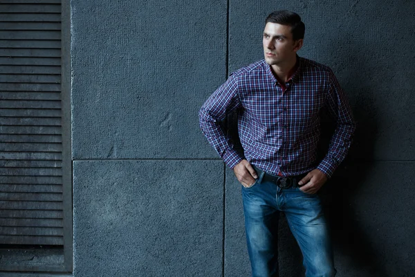 Hombre con estilo en camisa a cuadros — Foto de Stock