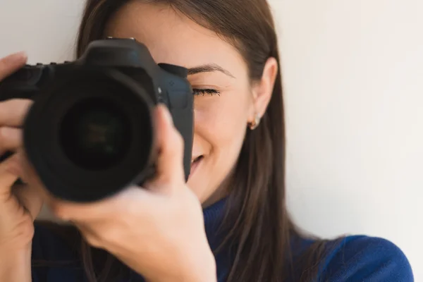 Femme photographe avec appareil photo — Photo