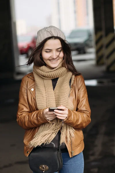 Smiling woman holding phohe — Stock Photo, Image