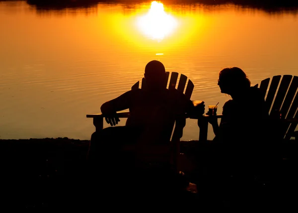 Mensen silhouetten over rivier — Stockfoto