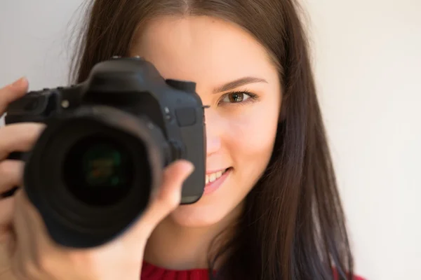 Nainen valokuvaaja kameran kanssa — kuvapankkivalokuva