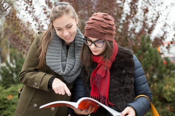 İki kız öğrencilerin kitap okuma — Stok fotoğraf