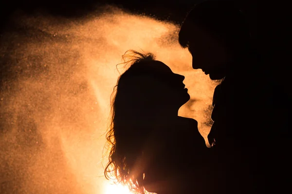Romantik kız ve erkek gün batımında — Stok fotoğraf