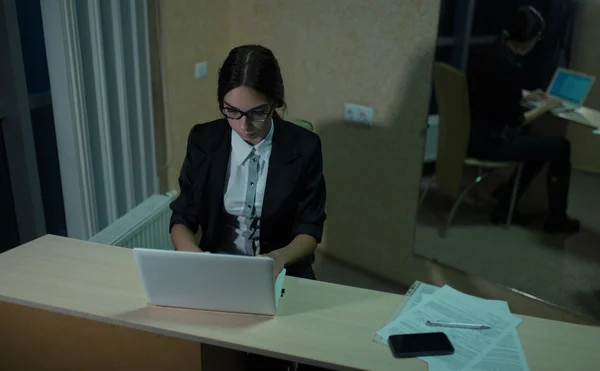 Mulher de negócios que trabalha com laptop — Fotografia de Stock