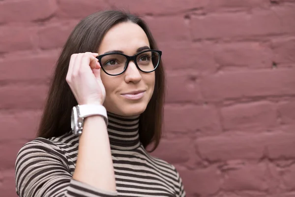 Het dragen van modieuze kleding vrouw — Stockfoto