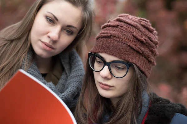 İki kız öğrencilerin kitap okuma — Stok fotoğraf