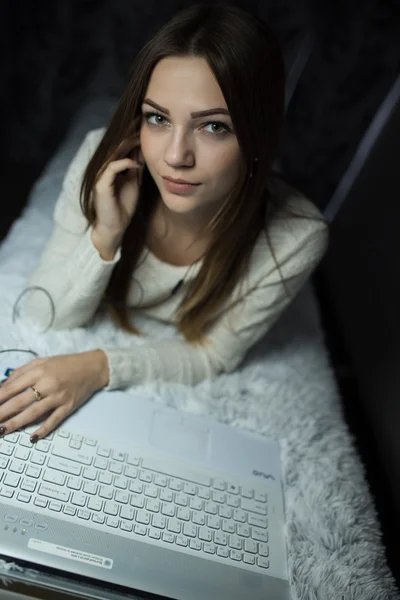 Donna a letto con computer portatile — Foto Stock