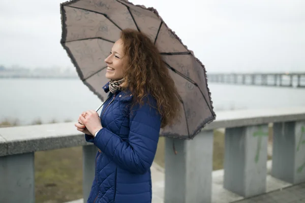 Jovem com guarda-chuva — Fotografia de Stock