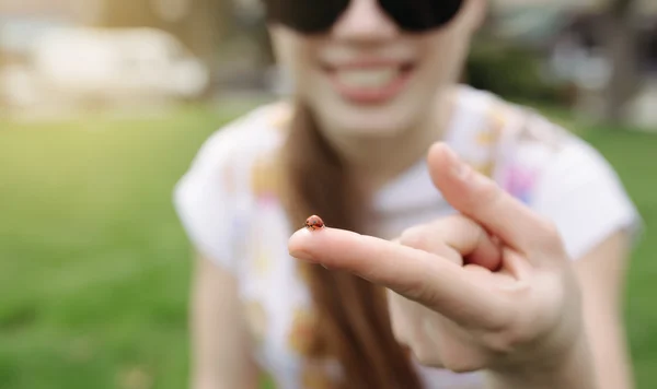 Mutlu kız holding uğur böceği — Stok fotoğraf