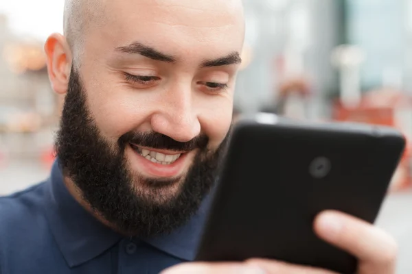 Hombre barbudo guapo con teléfono inteligente —  Fotos de Stock