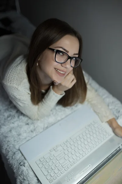 Donna a letto con computer portatile — Foto Stock