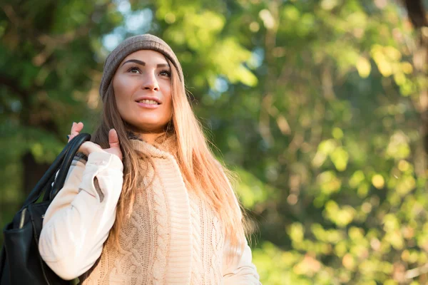 Mooie vrouw in park — Stockfoto