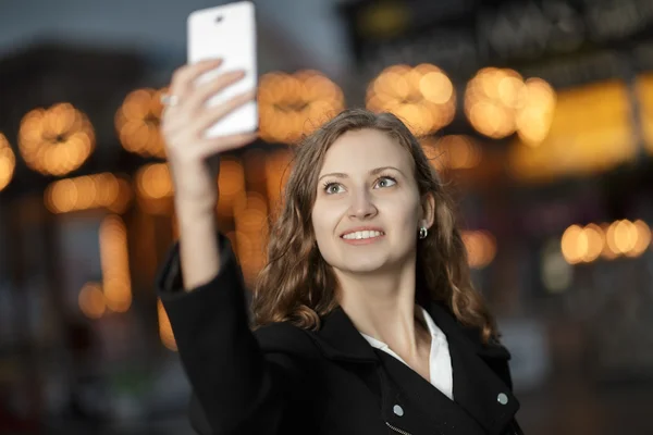 Jonge vrouw met behulp van mobiele telefoon — Stockfoto