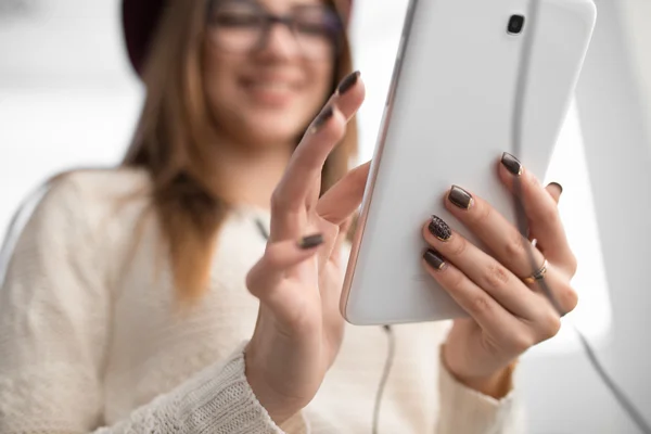 Jonge vrouw met tablet pc — Stockfoto