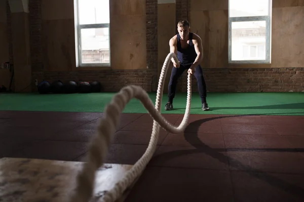 Çapraz eğitim yapan atletik erkek 