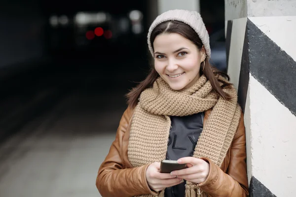 Красивая девушка с помощью мобильного телефона — стоковое фото