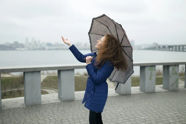 傘を持っている若い女性 — ストック写真