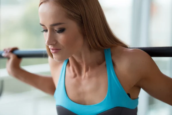 Sportif kadın kaldırma çubuğu