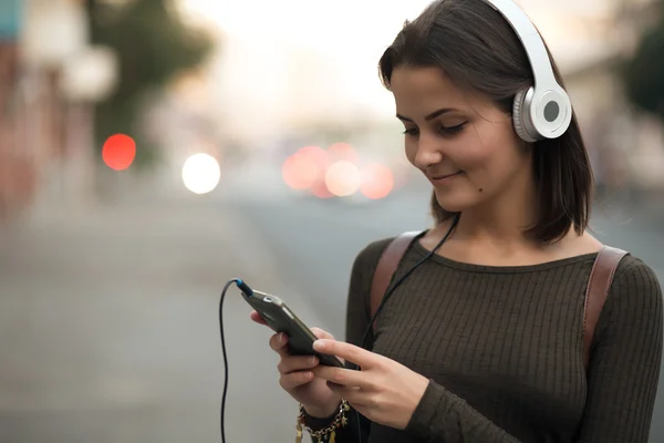 Frau mit mp3 und Kopfhörer — Stockfoto