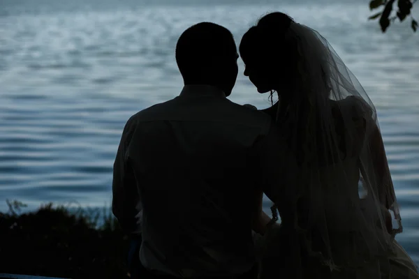 Nevěsta a ženich, poblíž řeky — Stock fotografie