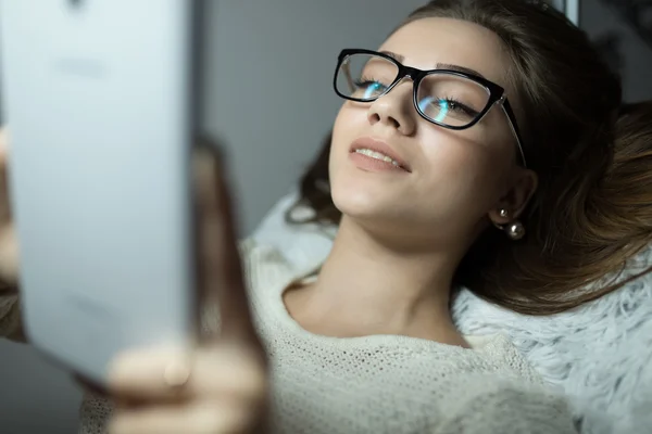 Женщина в очках с планшетным ПК — стоковое фото