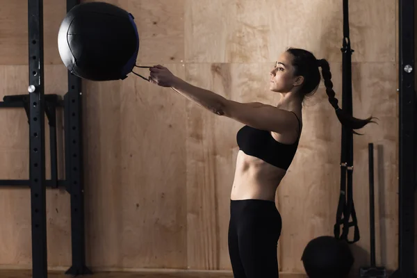 Mujer levantar peso bola — Foto de Stock