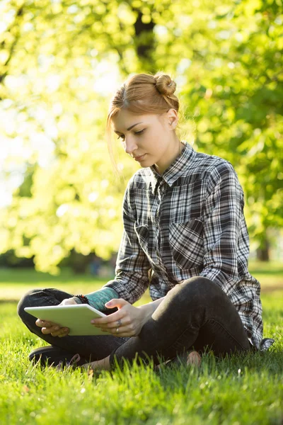 Young woman with digital tablet — Stock Photo, Image