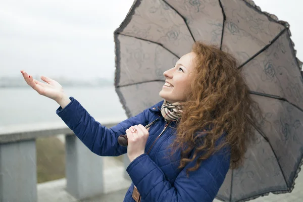 Jovem com guarda-chuva — Fotografia de Stock