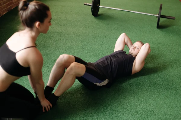 Hombre haciendo abdominales — Foto de Stock