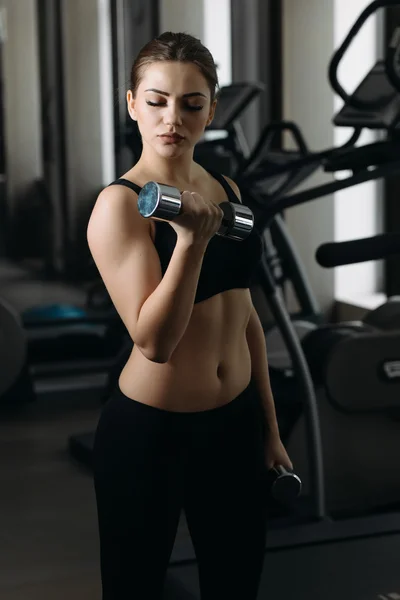 Mujer levantando pesas —  Fotos de Stock