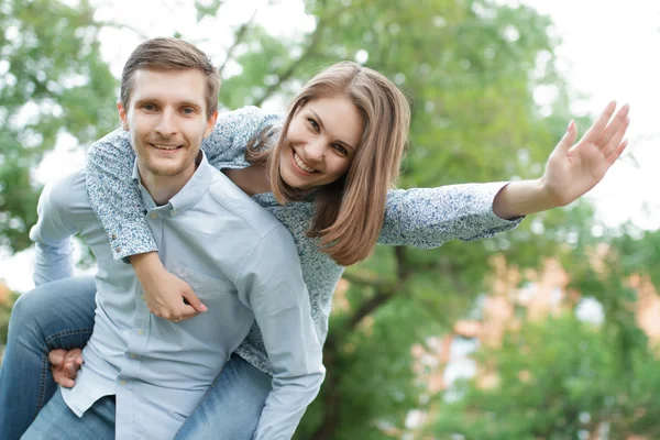 Pareja cariñosa en el parque. — Foto de Stock