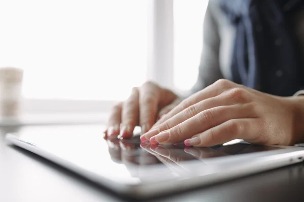 Femei mâini folosind touchscreen — Fotografie, imagine de stoc