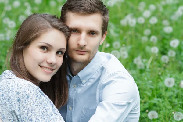 Pareja cariñosa en el parque. — Foto de Stock