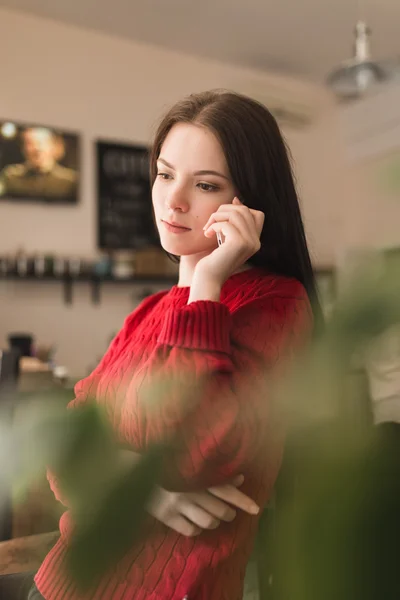 Linda mujer joven con teléfono celular — Foto de Stock