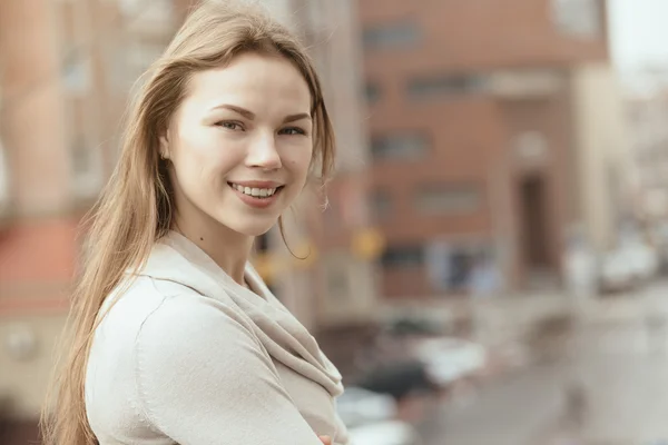 Jonge lachende vrouw — Stockfoto