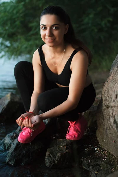 Hübsche Sportlerin im Park — Stockfoto