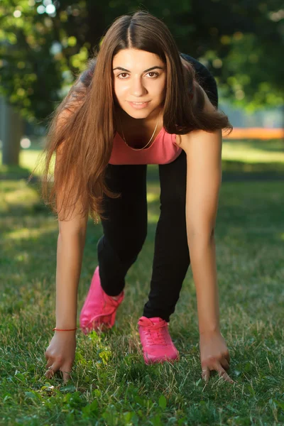 Hübsche Sportlerin macht Übungen — Stockfoto